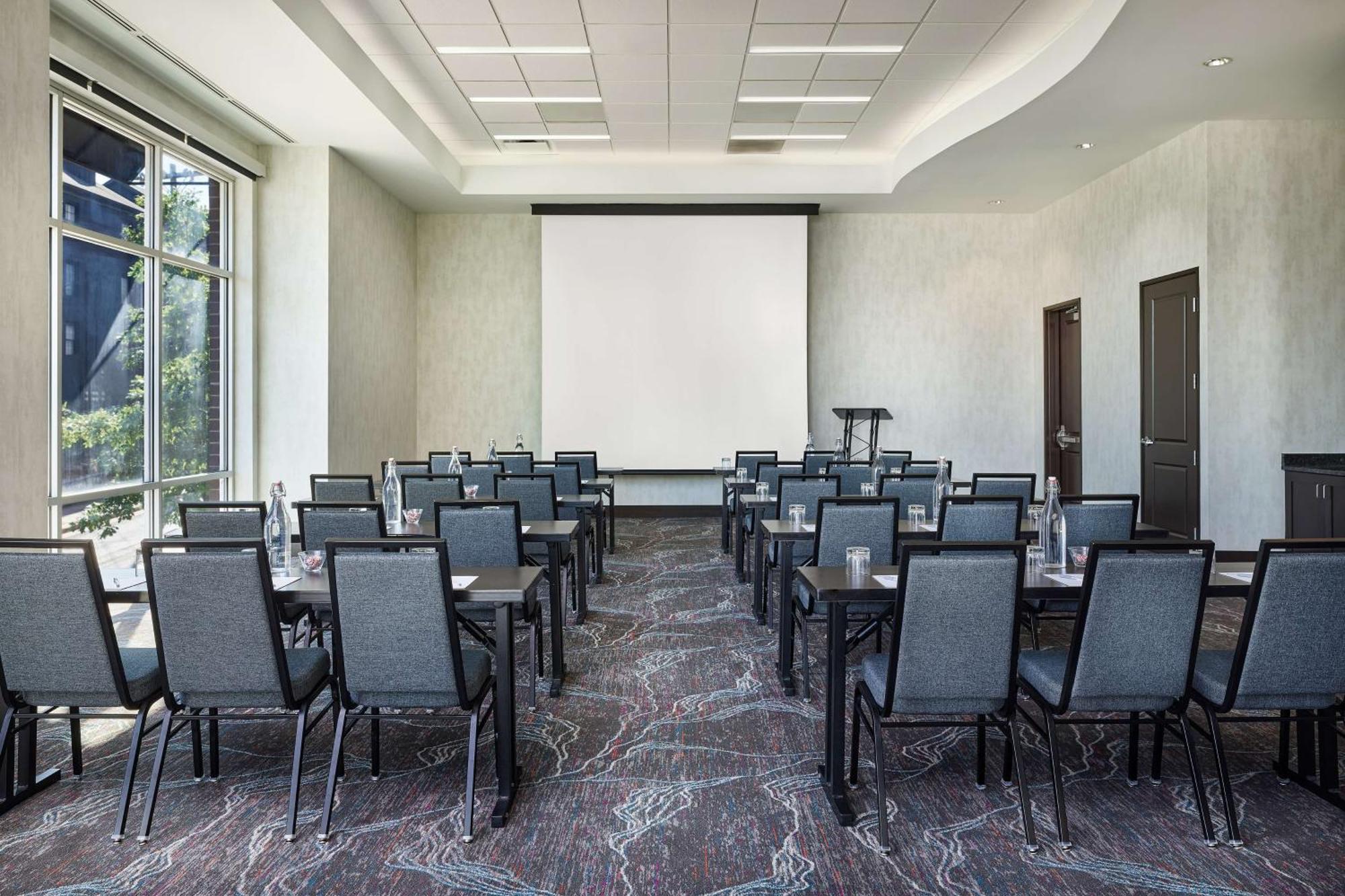 Hotel Hilton Garden Downtown Convention Center 3*